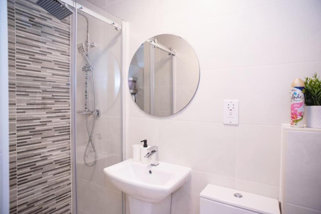 Walnut Luxurious 2-Bedroom With Ensuite - Parking, Netflix, Wifi - Close To Oxford, Bicester & Blenheim Palace Kidlington Ngoại thất bức ảnh
